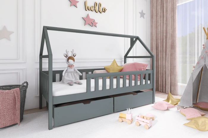 Graues Kinderhausbett mit Schubladen in einem gemütlich dekorierten Kinderzimmer.