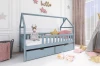 Blaues Hausbett mit Rausfallschutz und Schubladen im dekorierten Kinderzimmer.