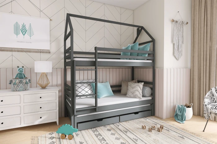 Modernes Kinderzimmer mit grauem Hausbett Etagenbett, weißer Kommode und gemütlicher Dekoration.
