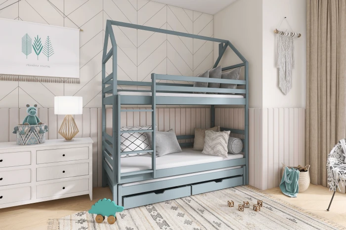 Eingerichtetes Kinderzimmer mit einem blauen Hausbett-Etagenbett und Kissen.