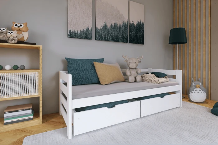 Modernes Kinderzimmer mit weißem Einzelbett, gemütlichen Kissen und Dekoration.