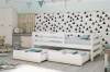 Weißes Funktionsbett mit zwei offenen Bettschubladen im stilvoll eingerichteten Kinderzimmer.