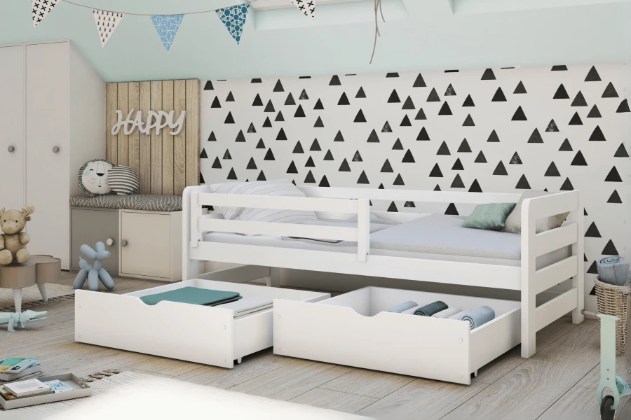 Weißes Funktionsbett mit zwei offenen Bettschubladen im stilvoll eingerichteten Kinderzimmer.