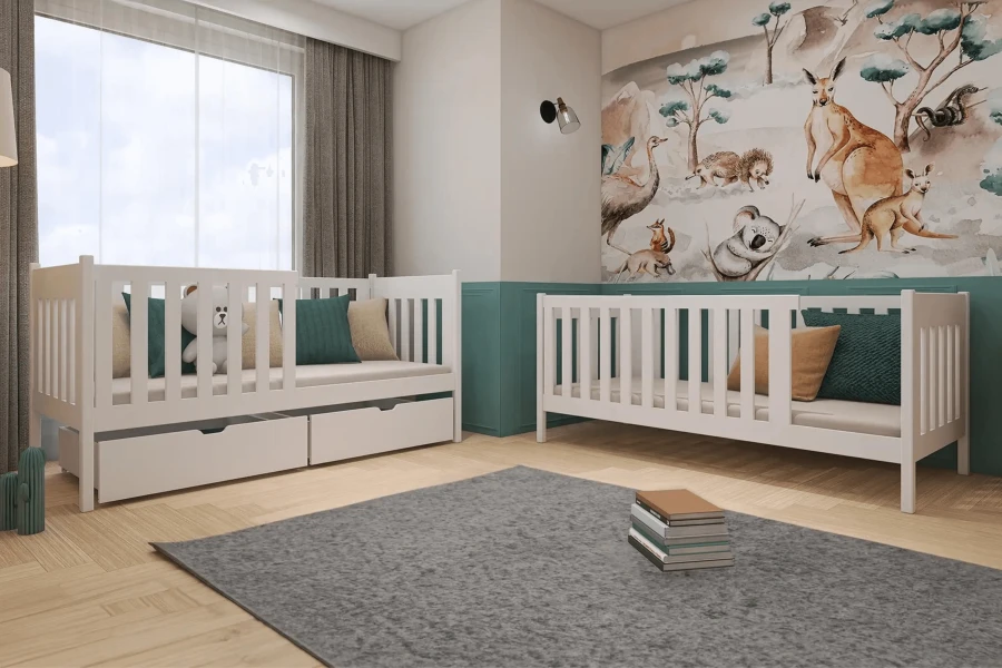 Zwei weiße Einzelbetten für Kinder in einem modern eingerichteten Zimmer mit Tier-Wandmotiv.