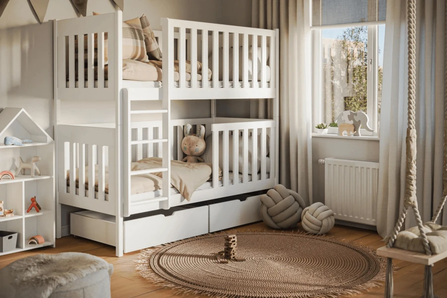 Hell eingerichtetes Kinderzimmer mit weißem Doppelstockbett, Jute-Teppich und skandinavischer Dekoration.