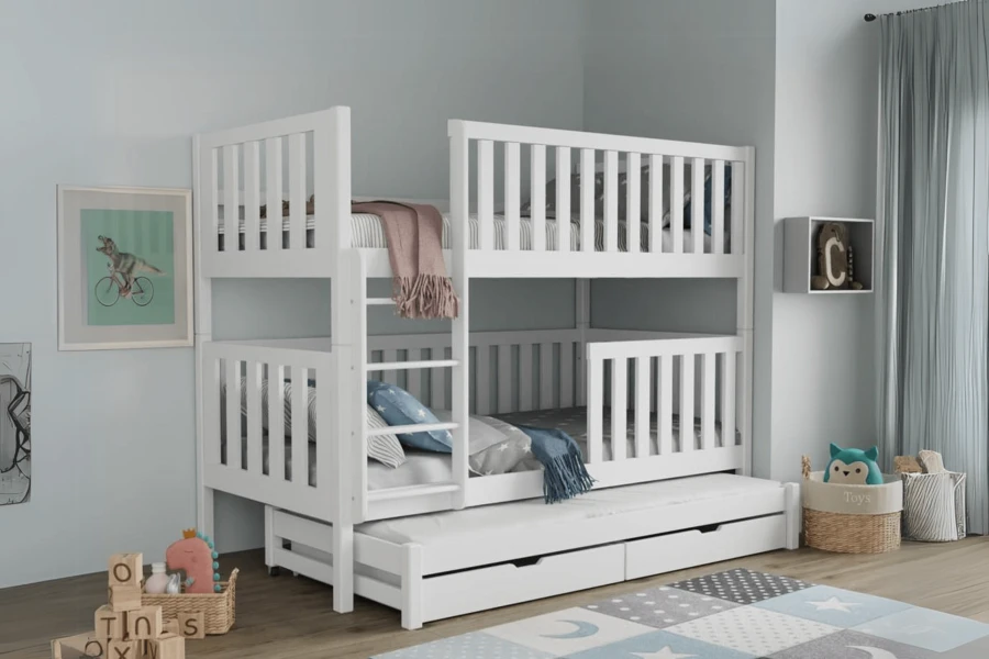 Weißes Stockbett für Kinder mit drittem Ausziehbett und zwei Schubladen in hellem Zimmer.