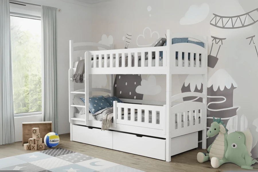 Weißes Hochbett für zwei Kinder mit Stauraum-Schubladen in verspielt dekoriertem Kinderzimmer.