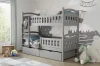 Graues Etagenbett für Kinder mit Leiter und praktischen Bettschubladen im modern eingerichteten Kinderzimmer.