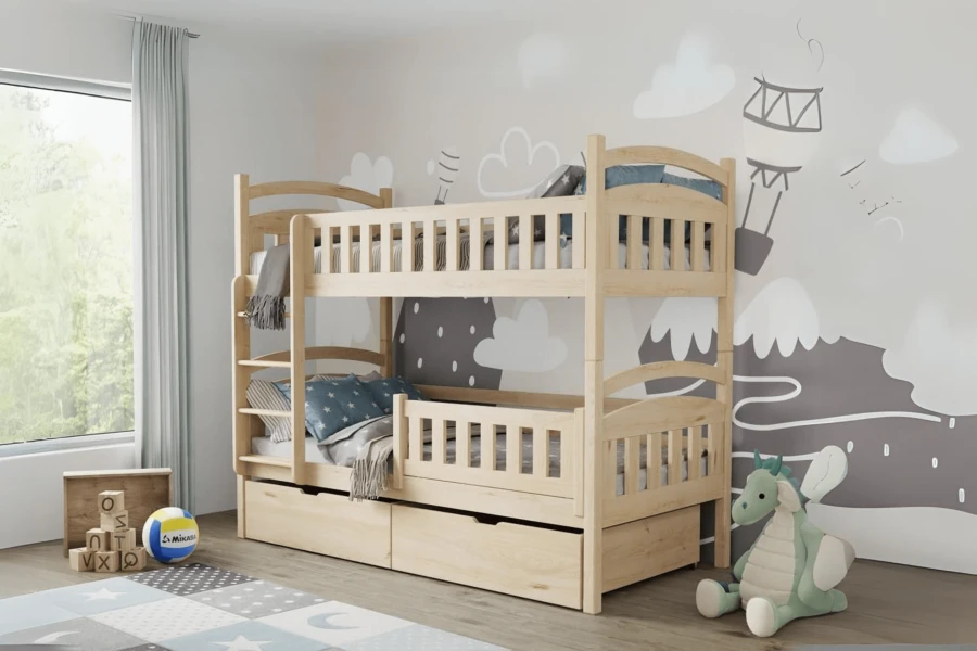 Helles Stockbett aus Holz im Kinderzimmer mit verspielter Wandgestaltung und viel Stauraum.