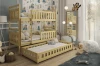 Gemütliches Kinderzimmer mit einem 3-Personen-Etagenbett aus hellem Kiefernholz und Ausziehfunktion.