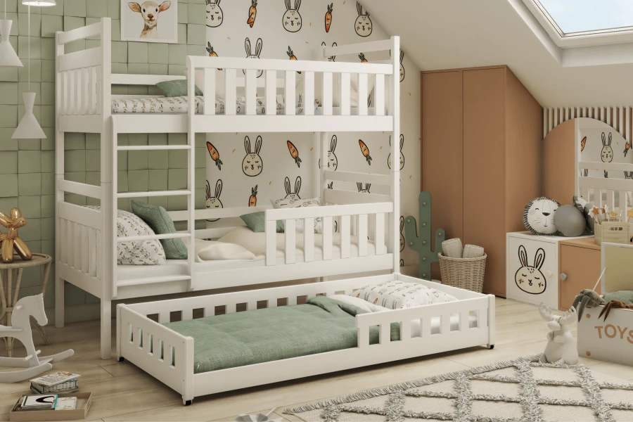 Massief stapelbed voor drie personen in de kinderkamer met speels konijnenbehang en decoratie.