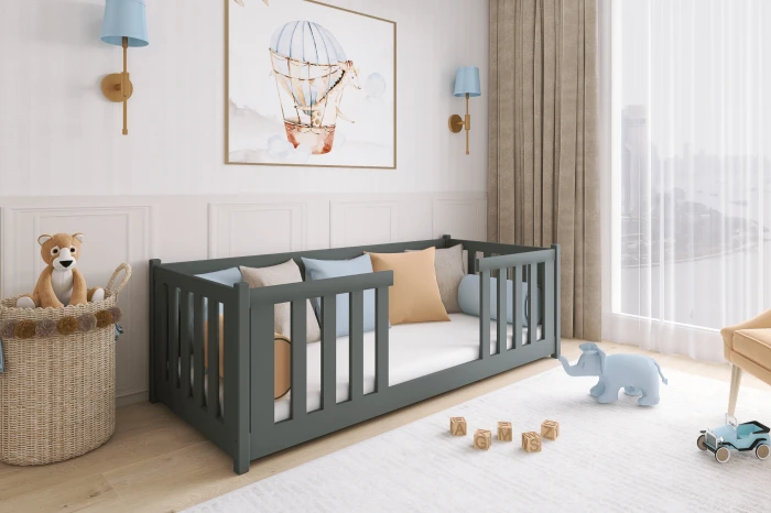 Modernes Kinderzimmer mit grauem Bett, Kuschelkissen und kindgerechter Dekoration.