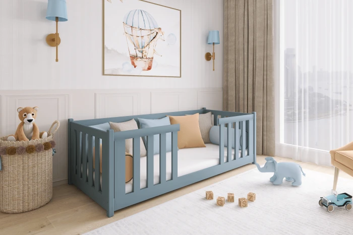 Kinderzimmer-Ambiente mit blauem Bett, kuscheligen Kissen, Plüschtieren und dekorativen Elementen.