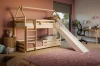 Kinderkamer-inspiratie met stapelbed in de vorm van een huis en glijbaan.