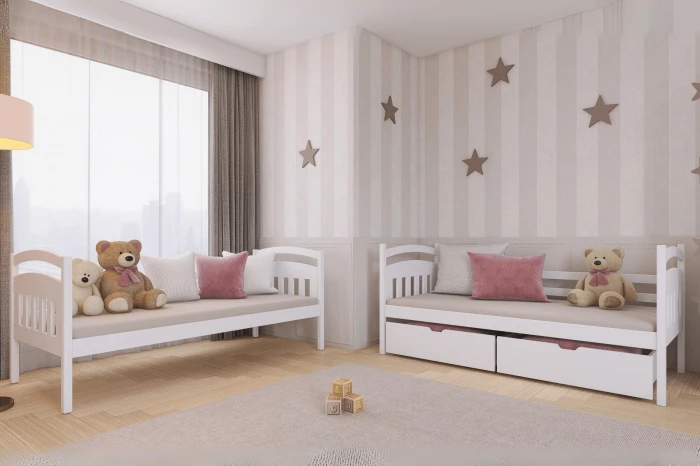 Zwei separate weiße Kinderbetten in einem gemütlich eingerichteten Kinderzimmer.