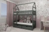 Eingerichtetes Kinderzimmer mit grauem Hausbett, Einhorn-Tapete und Deko.