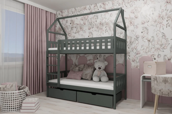 Eingerichtetes Kinderzimmer mit grauem Hausbett, Einhorn-Tapete und Deko.