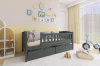 Graues Kinderbett in einem hellen, freundlich dekorierten Kinderzimmer.