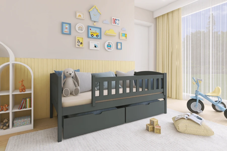 Graues Kinderbett in einem hellen, freundlich dekorierten Kinderzimmer.