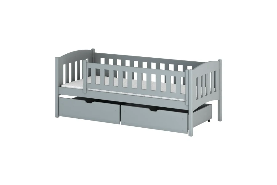 Graues Kinderbett aus Massivholz mit integriertem Rausfallschutz und zwei Bettschubladen.