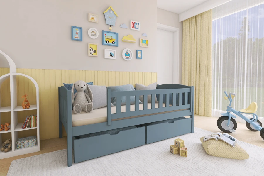 Modernes Kinderzimmer mit grauem Jugendbett, Dekokissen und Spielzeug für eine Wohlfühlatmosphäre.
