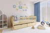Eingerichtetes Kinderzimmer mit Naturholz-Bett, Kuscheltieren und blauen Akzenten für eine Wohlfühlatmosphäre.