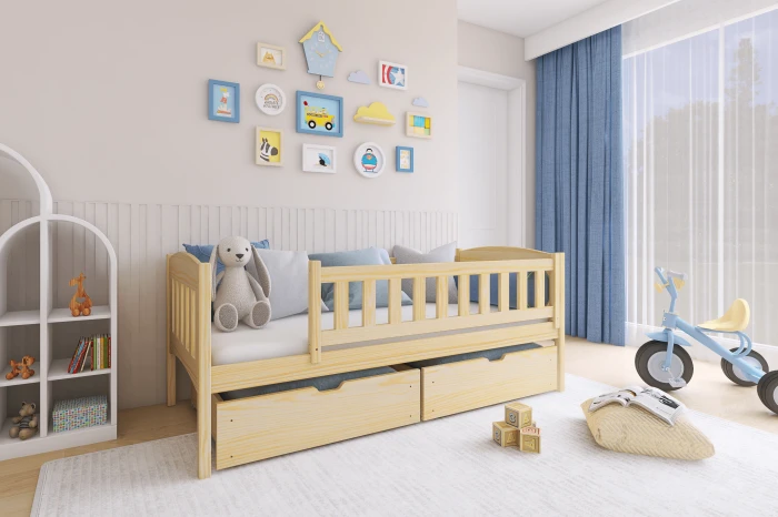 Eingerichtetes Kinderzimmer mit Naturholz-Bett, Kuscheltieren und blauen Akzenten für eine Wohlfühlatmosphäre.