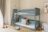 Stilvolles Kinderzimmer mit grauem Etagenbett, Kissen und Dekoration.