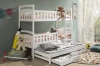 Weißes Kinder-Etagenbett mit ausziehbarem Gästebett in gemütlich eingerichtetem Kinderzimmer.