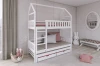 Weißes Hausbett mit drei Schlafplätzen in einem hellen Kinderzimmer mit rosa Akzenten und stilvollem Dekor.