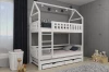 Weißes Hausbett Etagenbett für drei Kinder mit Schublade und Leiter im Kinderzimmer.
