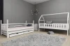 Zwei separate weiße Kinderbetten, ein Hausbett und ein Funktionsbett mit Schubladen.