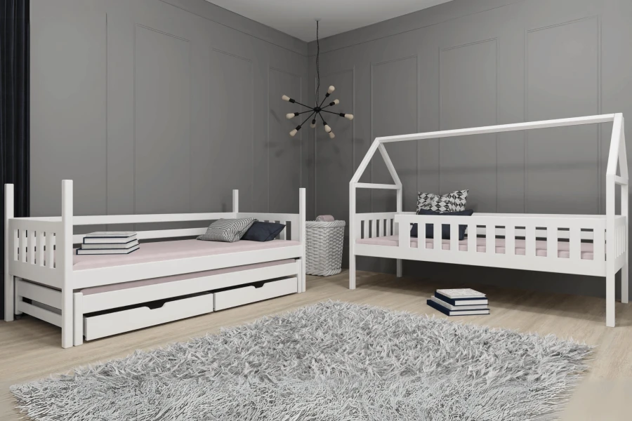 Zwei separate weiße Kinderbetten, ein Hausbett und ein Funktionsbett mit Schubladen.