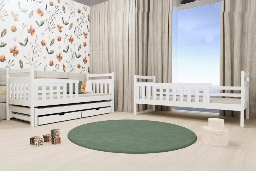 Hell eingerichtetes Kinderzimmer mit zwei getrennten weißen Betten und Spielzeugboxen.