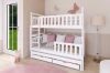 Helles Kinderzimmer mit weißem Etagenbett, rosa Dekoration und großen Fenstern.