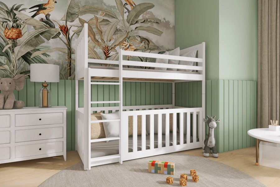Weißes Etagenbett im Kinderzimmer mit Babybett unten, Kommode und Dschungel-Wanddekoration.