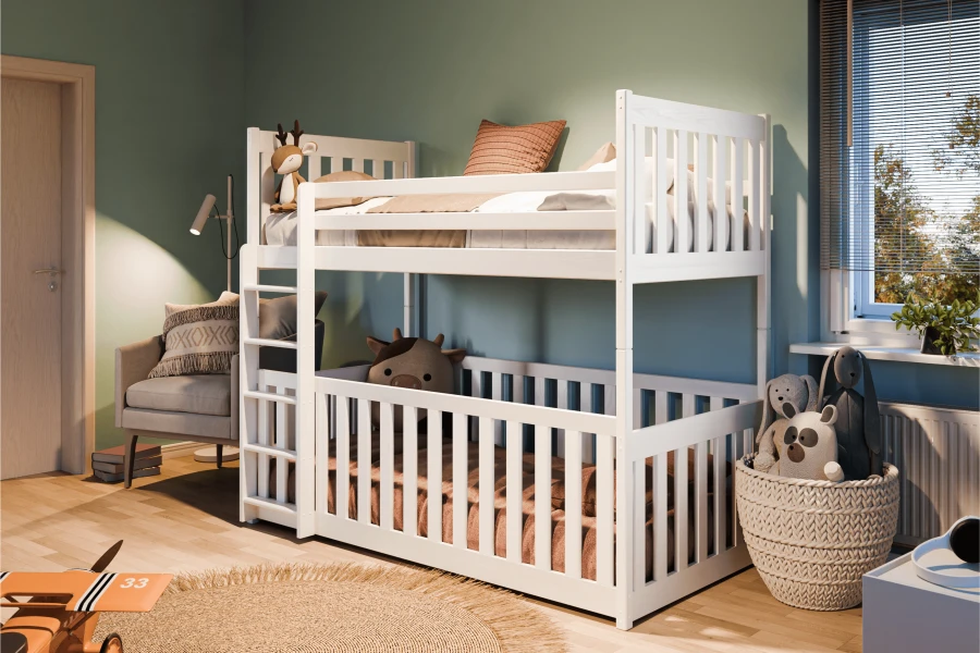 Kinder-Etagenbett aus weißem Holz mit integriertem Gitterbett in gemütlicher Atmosphäre.