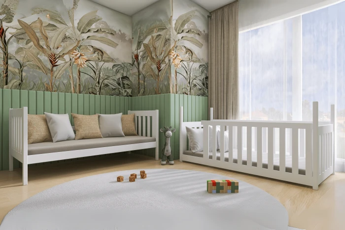 Modernes Kinderzimmer mit zwei weißen Einzelbetten, Dschungel-Tapete, grüner Wandgestaltung und Spielteppich.