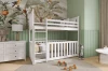 Weißes Hochbett im Dschungel-Kinderzimmer mit passender Kommode, Leiter und gemütlicher Einrichtung.