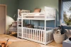 Gemütliches Kinderzimmer mit weißem Etagenbett, grünen Wänden und kuscheligen Stofftieren im Korb.