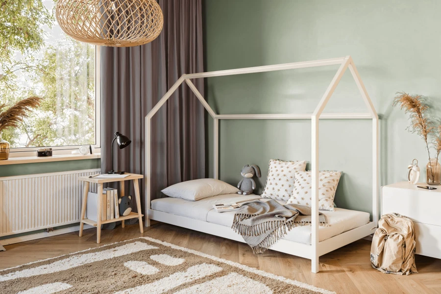 Weißes Hausbett aus Holz für ein modernes und gemütliches Kinderzimmer im Skandi-Stil.