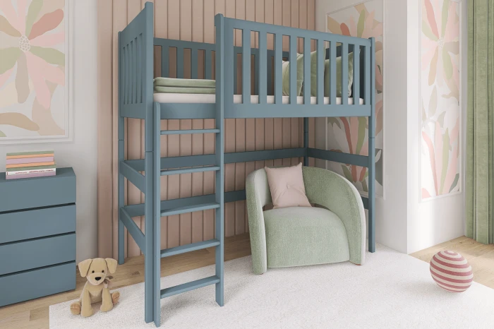 Blaues Hochbett im Kinderzimmer mit Leiter und gemütlichem Sessel darunter.