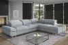 Großes Ecksofa in Hellgrau mit verstellbaren Kopfstützen in einem modernen Wohnzimmer-Ambiente.
