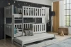 Graues Etagenbett für drei Kinder mit Rausfallschutz und Bettkästen in einem modernen Kinderzimmer.