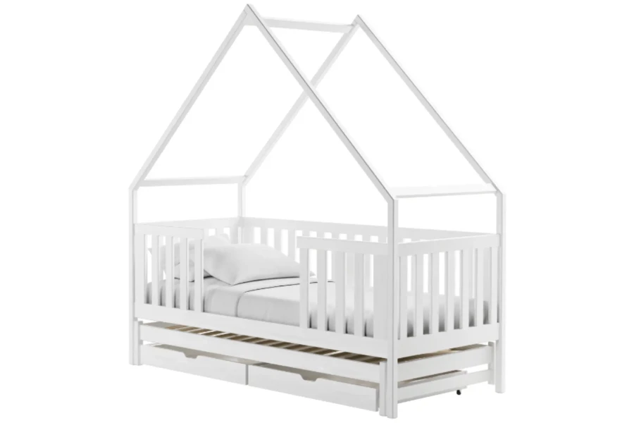 Weißes Hausbett aus Massivholz mit Rausfallschutz, zweiter Liegefläche und Schubladen für das Kinderzimmer.
