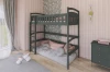 Graues Hochbett im eingerichteten Kinderzimmer mit rosa Wänden und gemütlicher Sitzecke.