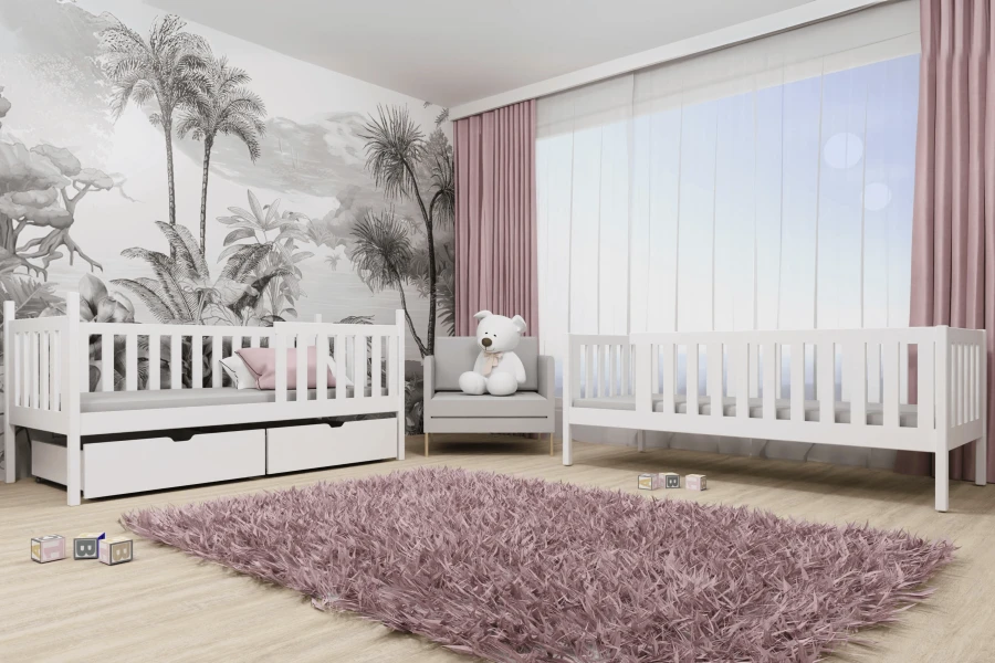 Weißes Kinderbett aus Holz im modern gestalteten Kinderzimmer mit Dschungel-Tapete und rosa Teppich.
