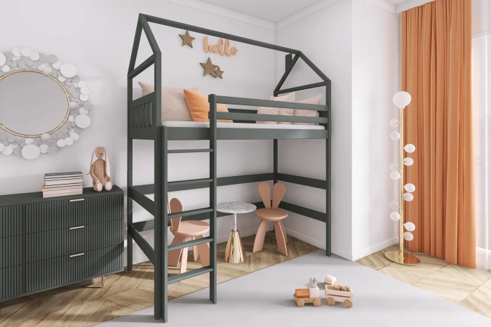 Haus-Hochbett im eingerichteten Kinderzimmer mit Spielecke