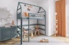 Modernes Kinderzimmer mit grauem Haus-Hochbett, Spielbereich darunter, Kommode und orangefarbenen Vorhängen.