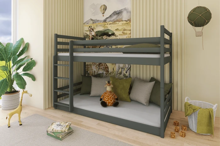 Graues Etagenbett für Kinder im Safari-Zimmer mit Giraffen-Deko und gemütlichen Kissen.